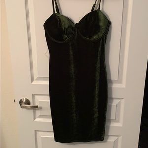 Dark green velvet mini dress 😍